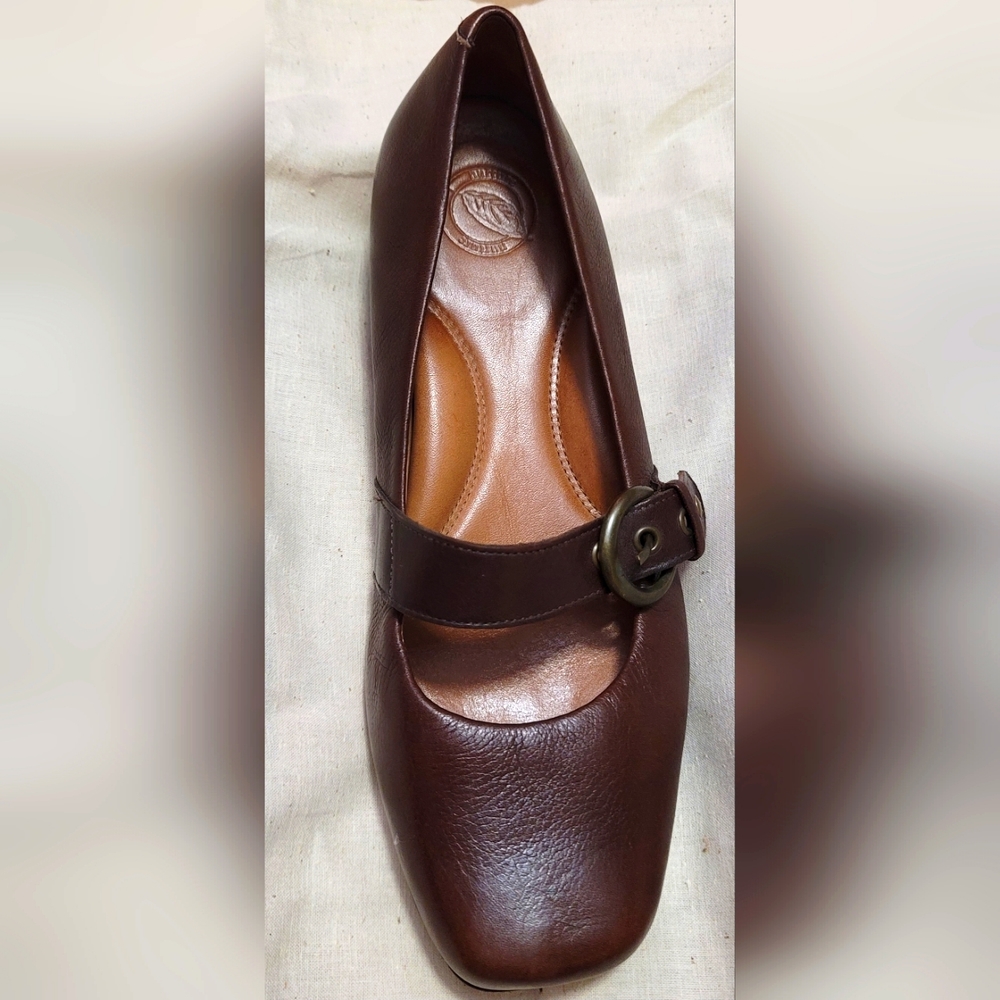 Dillard's brand Nurture brown leather shoes